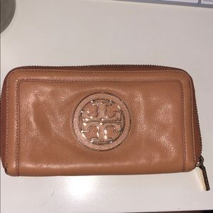 Tory Burch Amanda Zip Around Wallet
